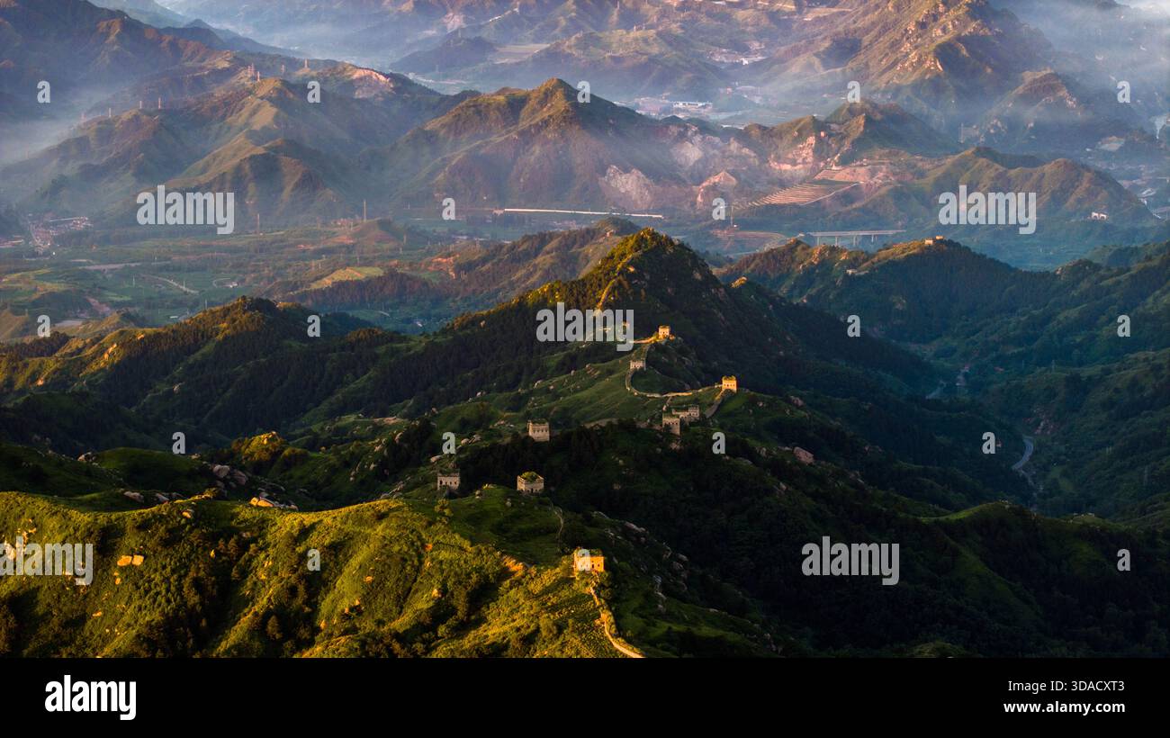 Le rovine dell'antica grande Muraglia si estendono su terreni montuosi. Foto Stock