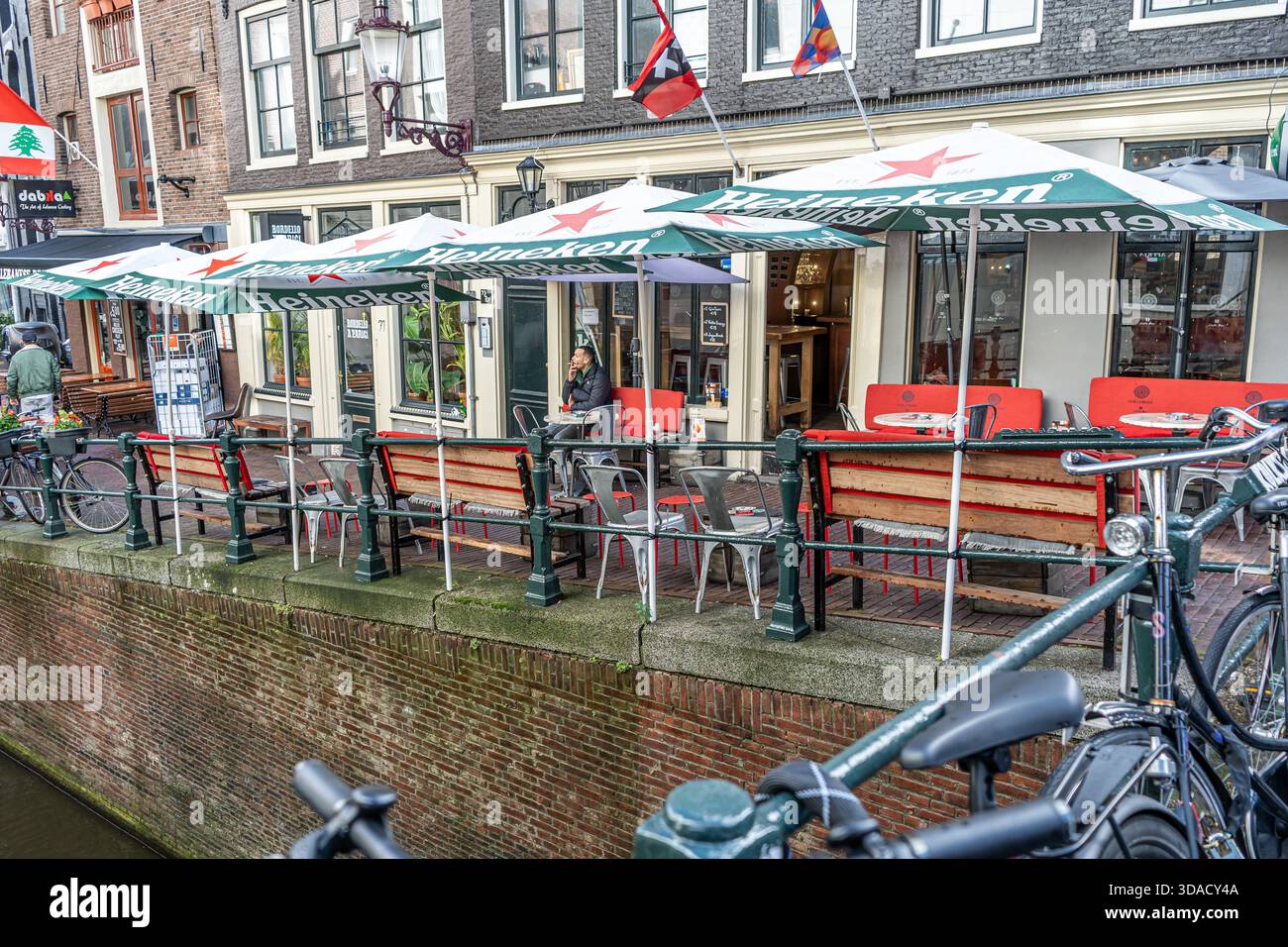 Amsterdam, Paesi Bassi - 27 ottobre 2025: Amsterdam Canal Architecture Bar Heineken. Strada del ristorante della casa Foto Stock
