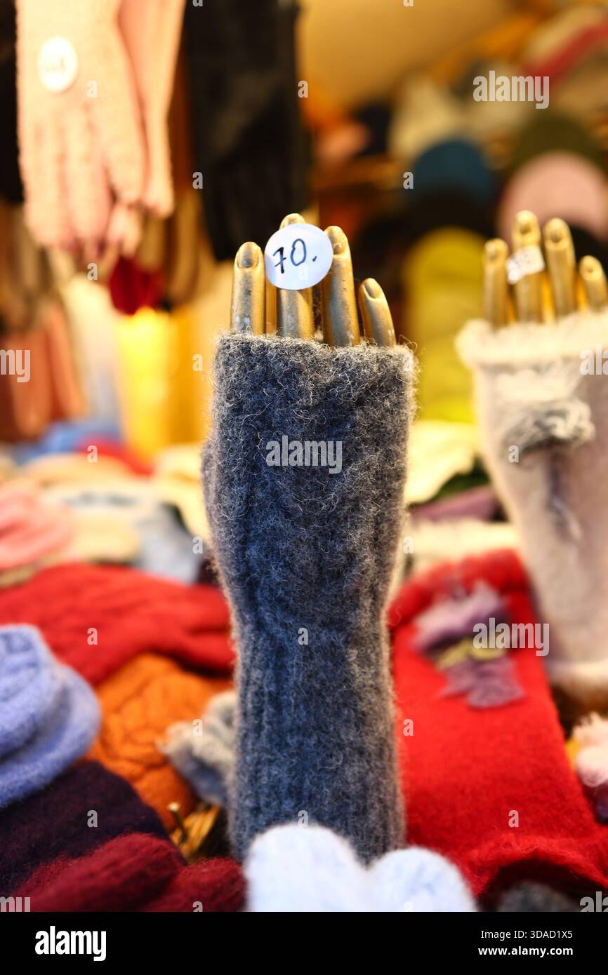 Guanto senza dita lavorato a maglia sulla mano del manichino allo stallo del mercato con prezzo Foto Stock