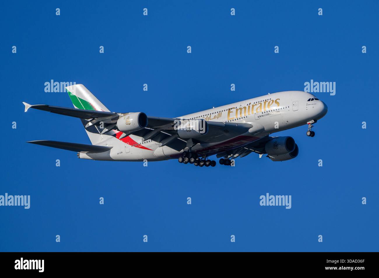 Aeroporto di Sydney, Sydney, Australia il 18 novembre 2025, Emirates Airlines Airbus A380 in avvicinamento finale Foto Stock
