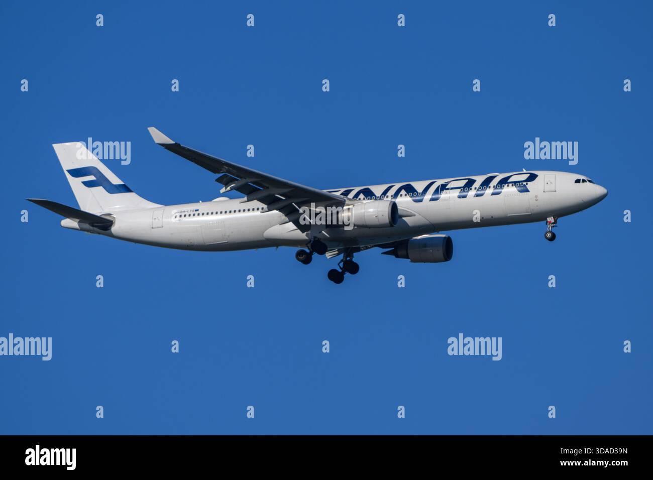 Finnair Airlines Airbus A330 in avvicinamento finale Foto Stock
