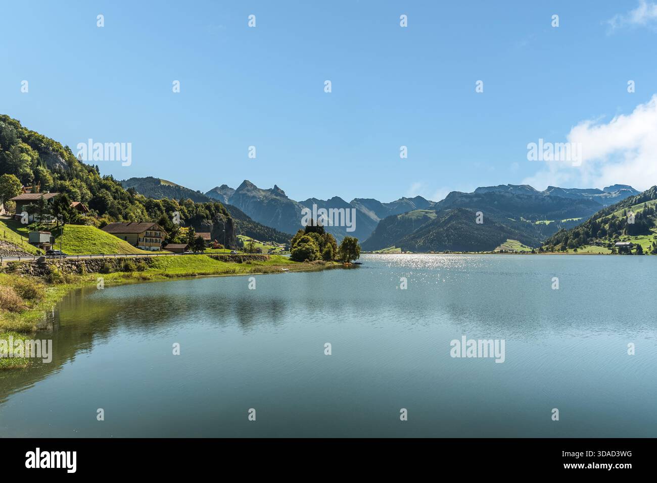 Lago Sihlsee con la catena montuosa del Fluebrig vicino a Einsiedeln, Canton Svitto, Svizzera Foto Stock