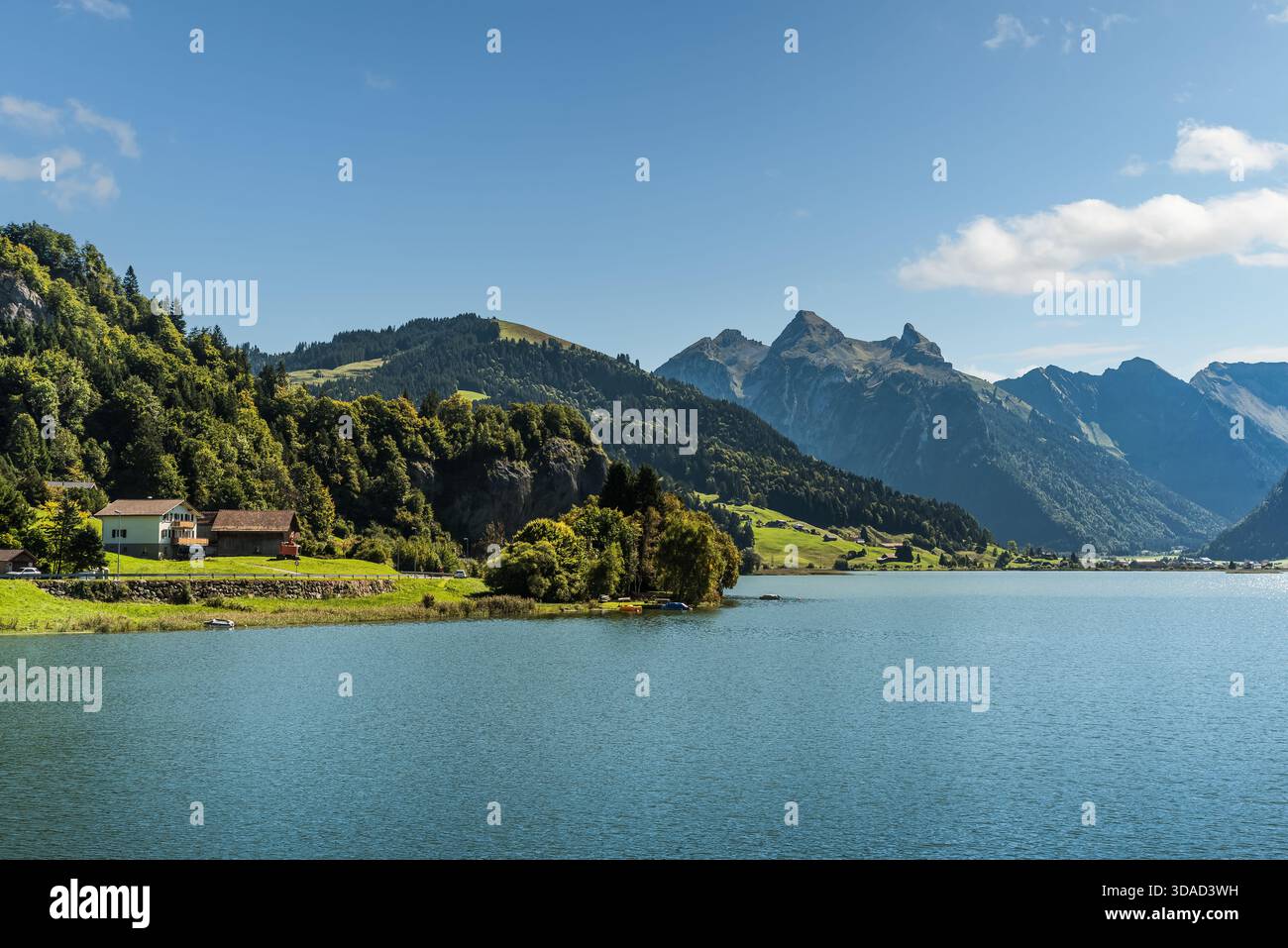 Lago Sihlsee con la catena montuosa del Fluebrig vicino a Einsiedeln, Canton Svitto, Svizzera Foto Stock