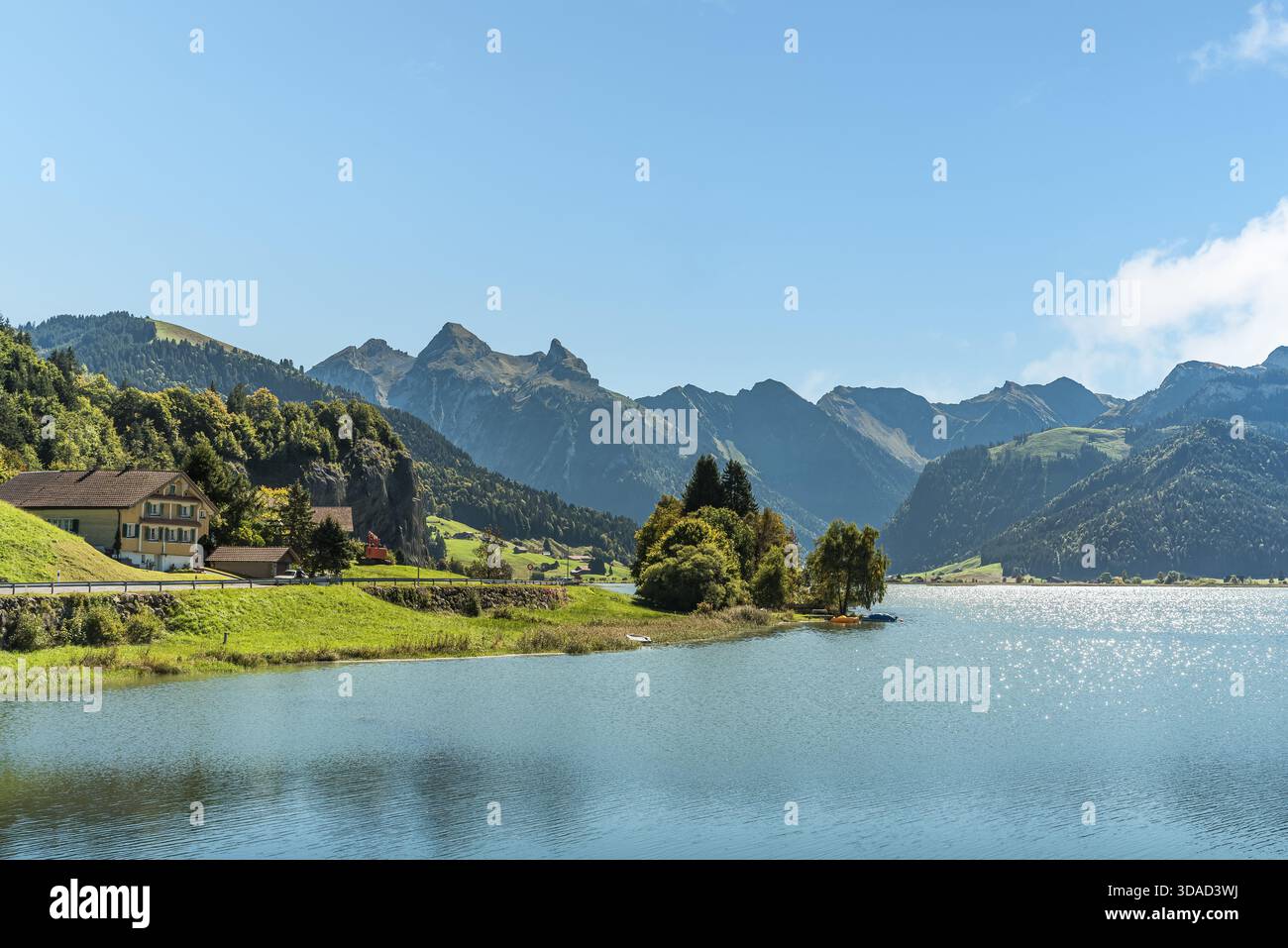 Lago Sihlsee con la catena montuosa del Fluebrig vicino a Einsiedeln, Canton Svitto, Svizzera Foto Stock