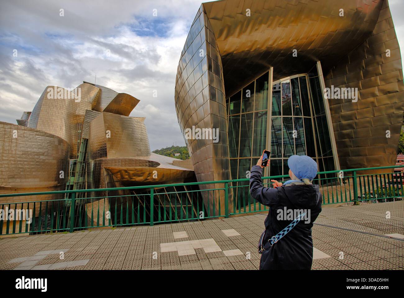 DAS Guggenheim-Museum di Bilbao wurde von Frank O. Gehry und entwickelte sich zu einem Wahrzeichen und Touristenmagnet, Foto Stock