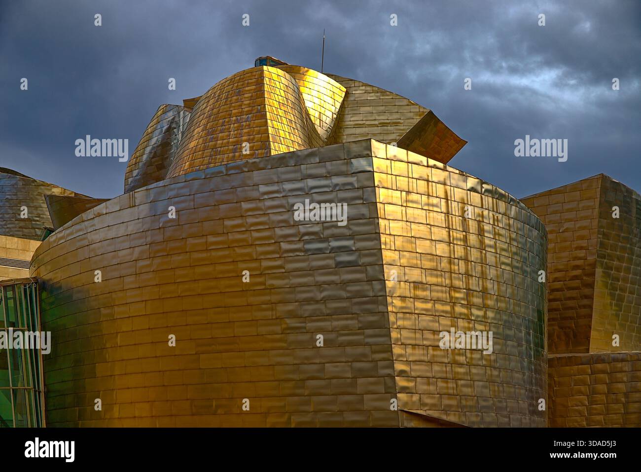 DAS Guggenheim-Museum di Bilbao wurde von Frank O. Gehry und entwickelte sich zu einem Wahrzeichen und Touristenmagnet, Foto Stock