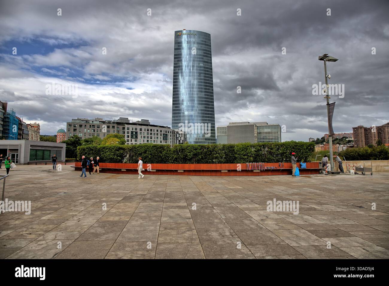 Museo DAS Guggenheim di Bilbao: Blick auf den architektonischen Gegenentwurf, den "Torre Iberdrola" Foto Stock