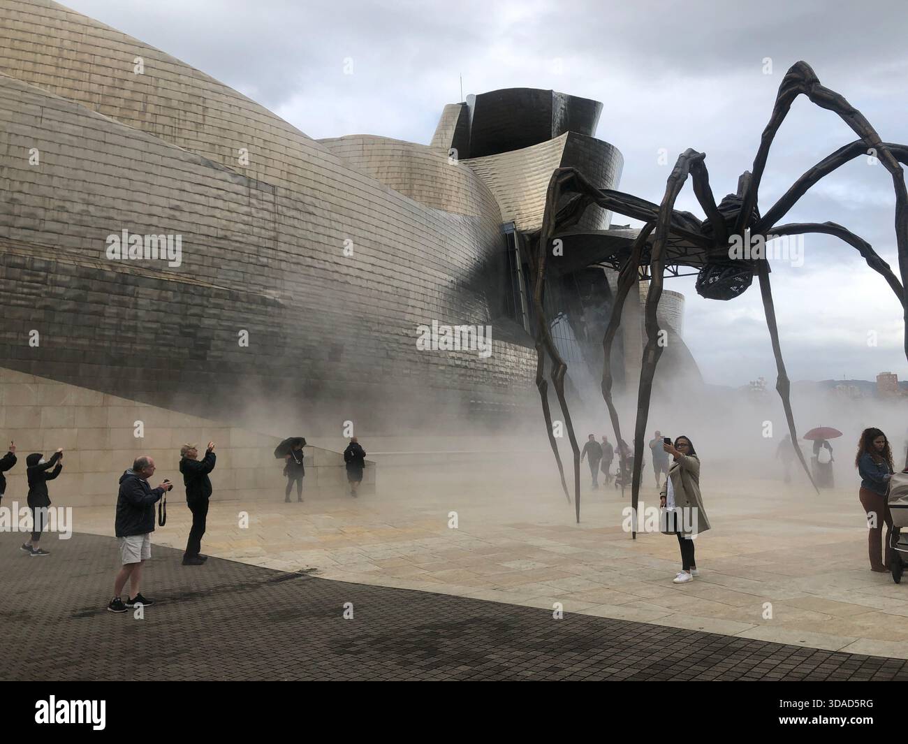 Museo DAS Guggenheim di Bilbao. Die Spinnenskultur 'Maman' und die Nebelinstallation 'Fog' von Fujiko Nalaya. Foto Stock