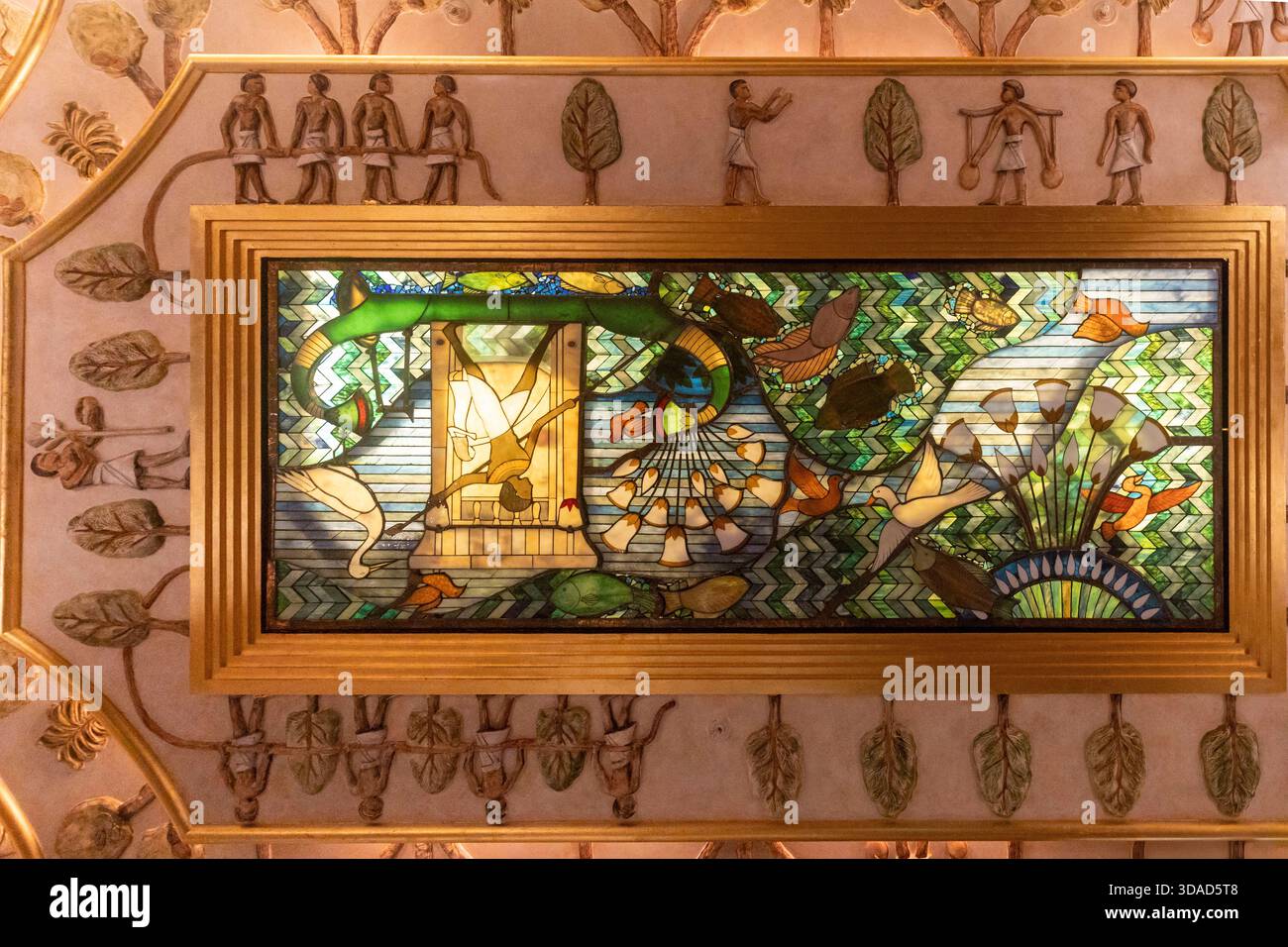 Londra, Regno Unito, 7 dicembre 2025, una vista ornata e ad angolo basso di un soffitto decorativo con rilievi in stucco di figure in stile egiziano e alberi circondati Foto Stock