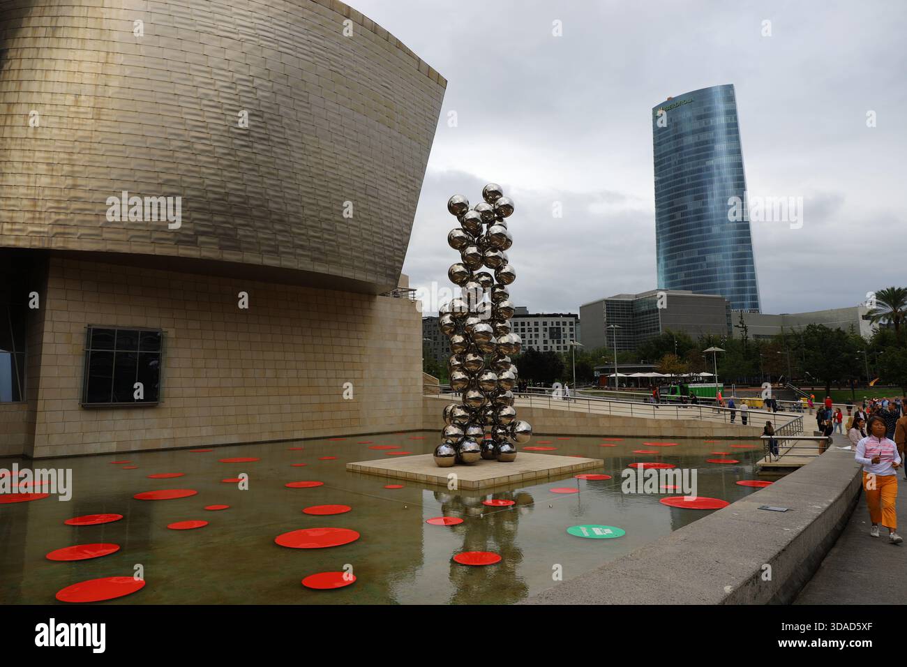 Museo DAS Guggenheim di Bilbao. Im Hintergrund der 'Torre iberdrola', ein 165m hoher Wolkenkratzer mit eher konventioneller Architektur. Foto Stock