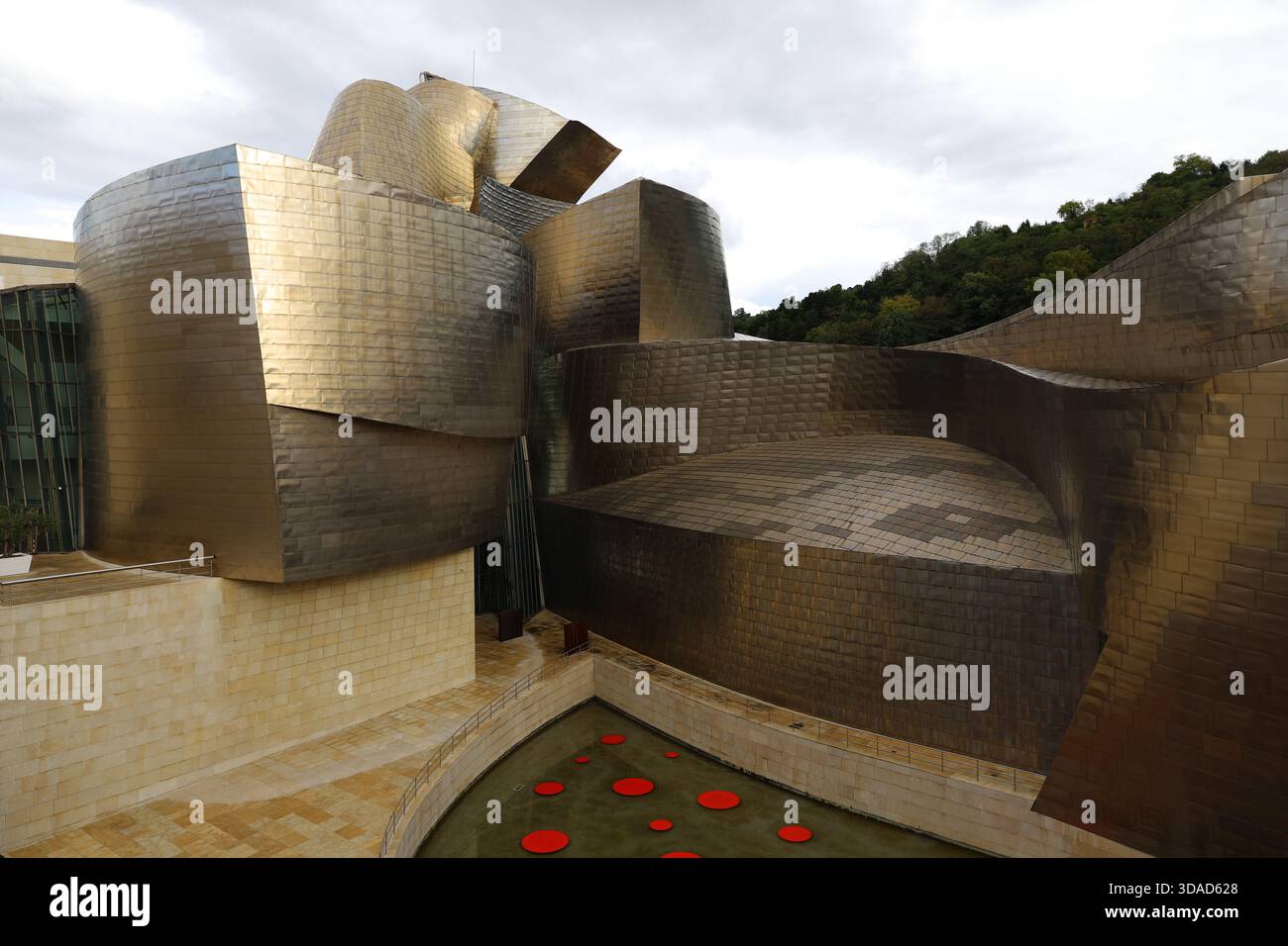 DAS Guggenheim-Museum di Bilbao wurde von Frank O. Gehry und entwickelte sich zu einem Wahrzeichen und Touristenmagnet, Foto Stock