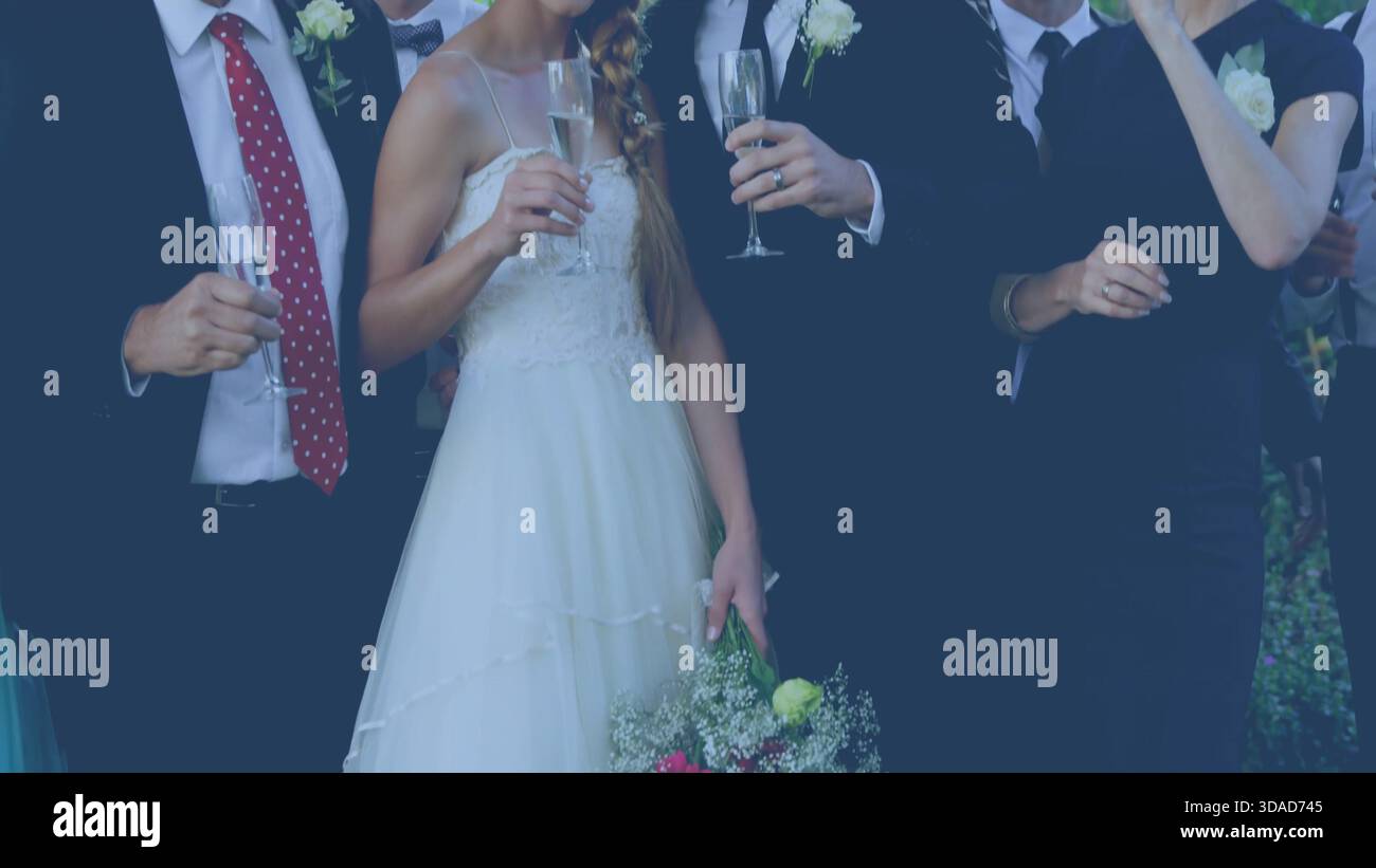 I membri delle feste nuziali sollevano flute di champagne in un giardino dal design piatto per la pianificazione di eventi Foto Stock