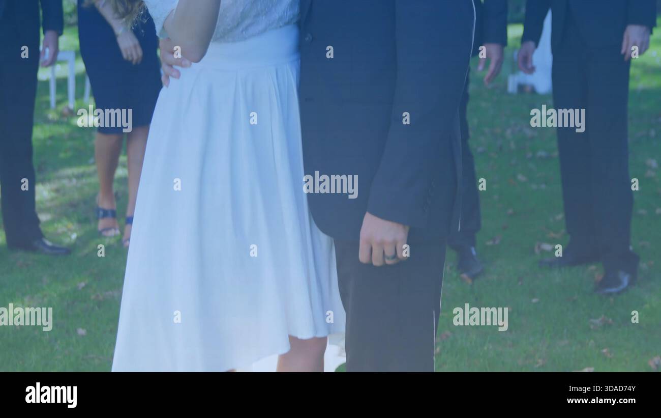 La coppia nuziale si trova all'aperto in un design piatto, mostrando un tema di nozze con abito e vestito nero Foto Stock