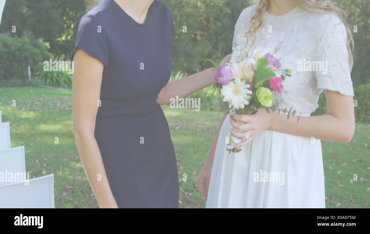 Due donne sono in piedi in un giardino dal design piatto con sedie bianche, tenendo un bouquet di fiori per il matrimonio Foto Stock