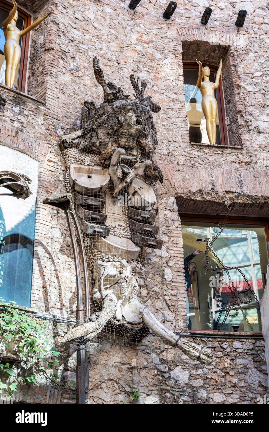 Mostro grottesche, cortile centrale, Teatro-Museo Dalí, Figueres, Provincia di Girona, Catalogna, Spagna Foto Stock