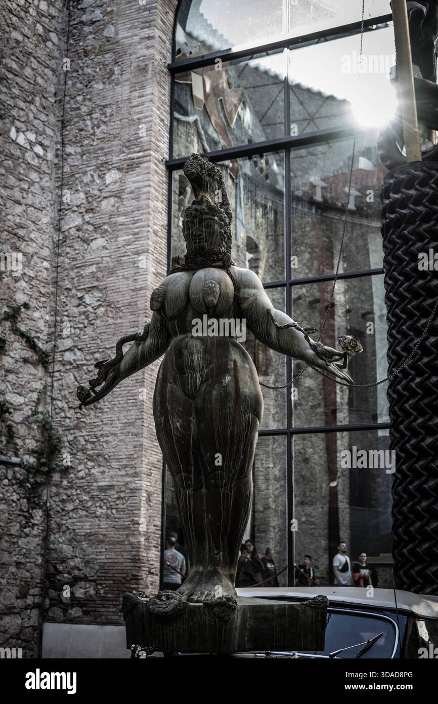 “La grande Ester” di Ernst Fuchs, cortile centrale, Teatro-Museo Dalí, Figueres, Provincia di Girona, Catalogna, Spagna Foto Stock