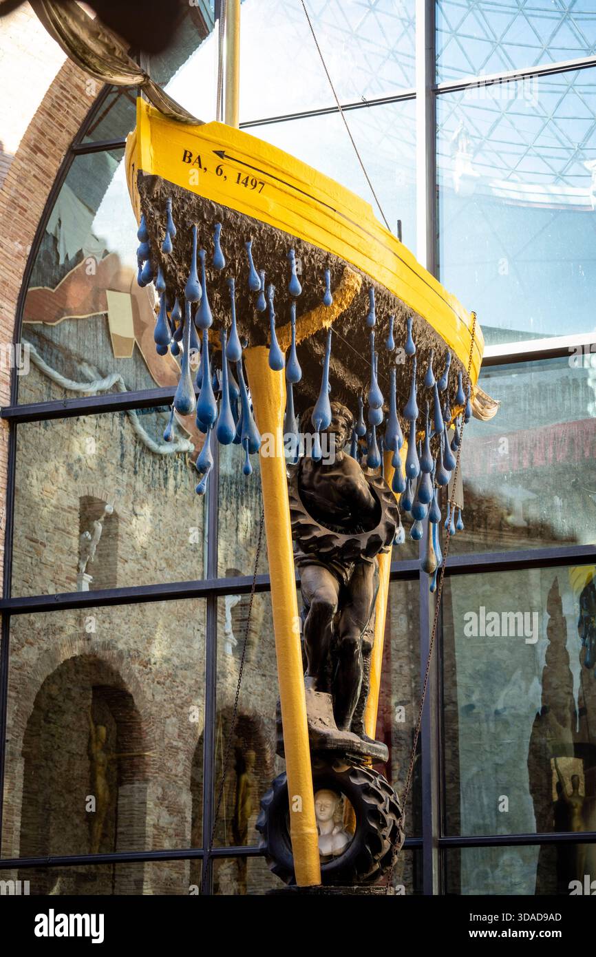 Barca di gala sulla colonna di pneumatici, cortile centrale, Teatro-Museo Dalí, Figueres, Provincia di Girona, Catalogna, Spagna Foto Stock