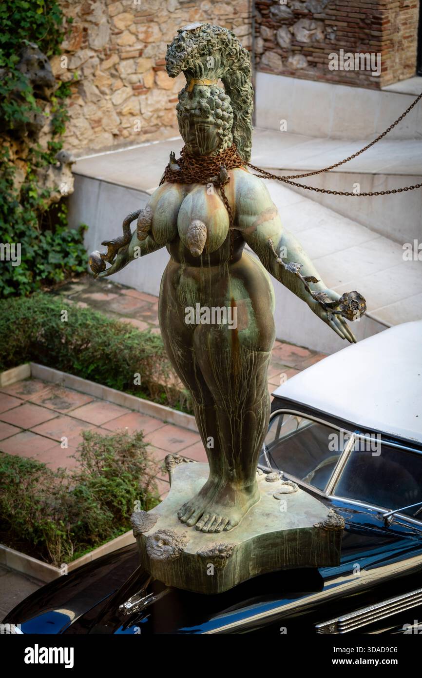 “La grande Ester” di Ernst Fuchs, cortile centrale, Teatro-Museo Dalí, Figueres, Provincia di Girona, Catalogna, Spagna Foto Stock