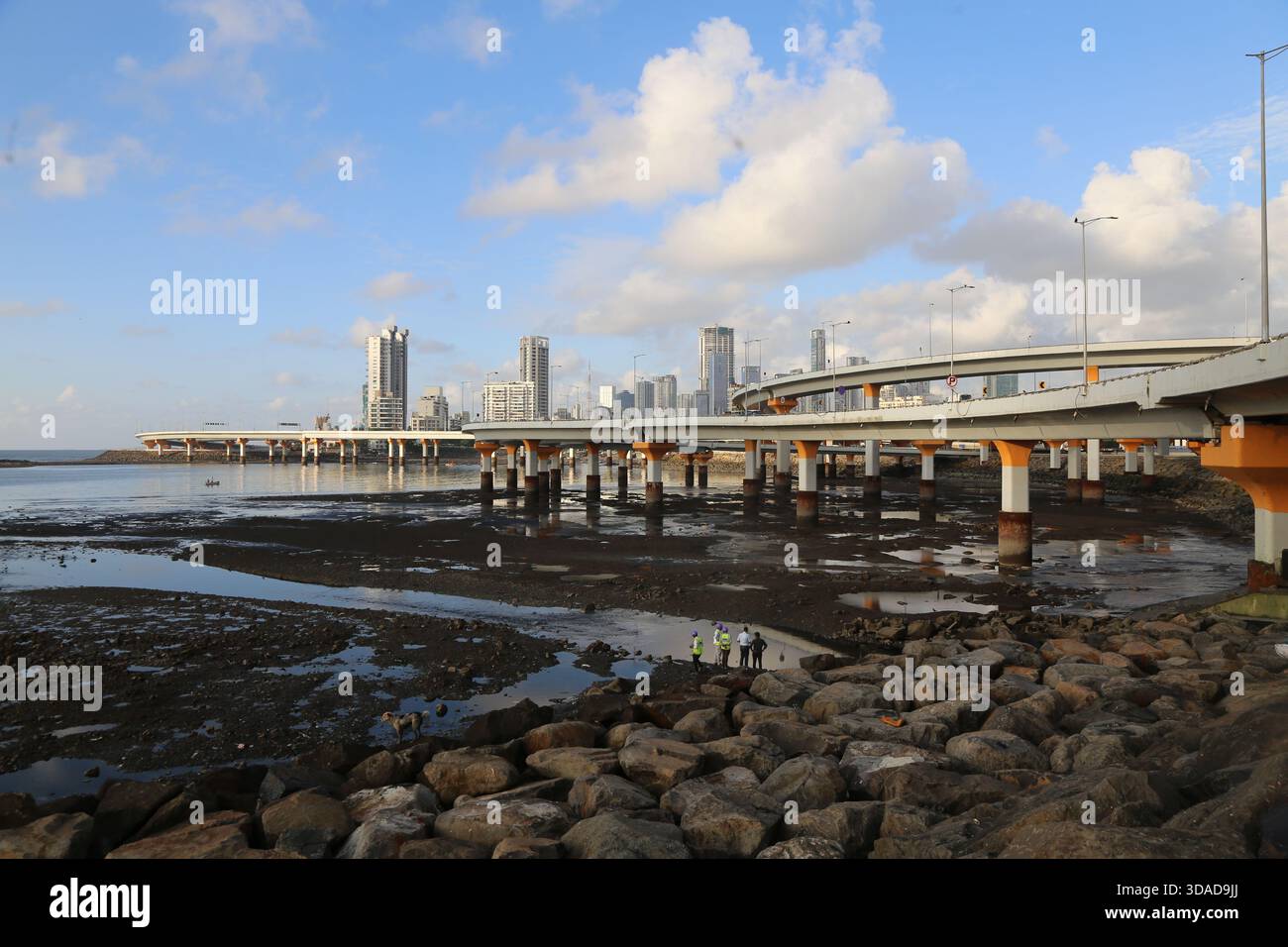 Progetto di Mumbai Coastal Road con vista dello skyline della città a Low Tide, Maharashtra, India Foto Stock