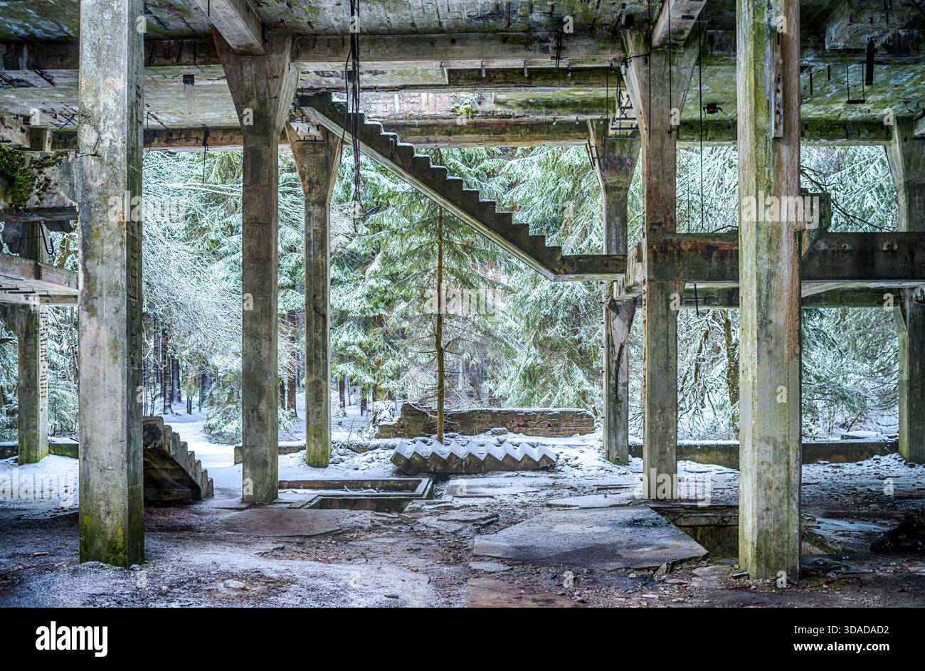 Rovine della miniera di stagno di Sauersack in disuso in inverno, Repubblica Ceca, Carlsbad, Rolava Foto Stock