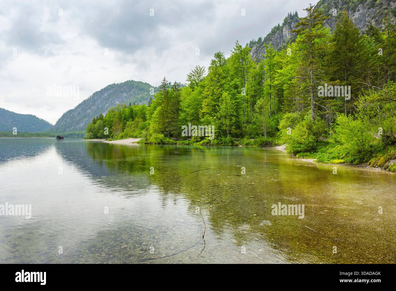 Rifugio per la pesca nel lago Almsee, Austria, Salzkammergut, Gruenau Foto Stock