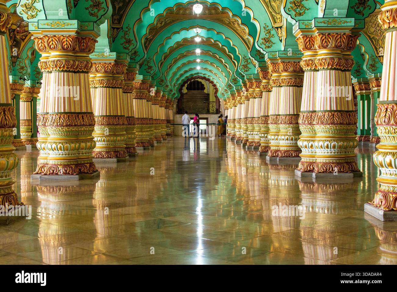 Magnificenza senza tempo: Gli interni del Mysore Palace risplendono di storia, regalità e dettagli mozzafiato. Questo è uno dei luoghi più visitati in India Foto Stock