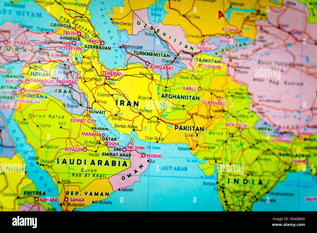 Vista ravvicinata di una mappa del mondo dettagliata incentrata sul Medio Oriente, tra cui Iran, Arabia Saudita e Stati del Golfo. Foto Stock