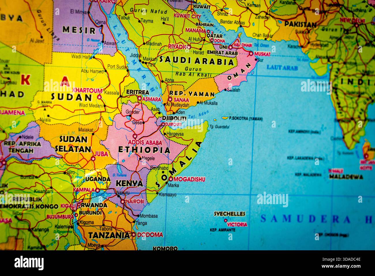 Vista ravvicinata di una mappa dettagliata del mondo incentrata sull'Asia centrale e sul Medio Oriente, tra cui Iran, Afghanistan e Pakistan. Foto Stock