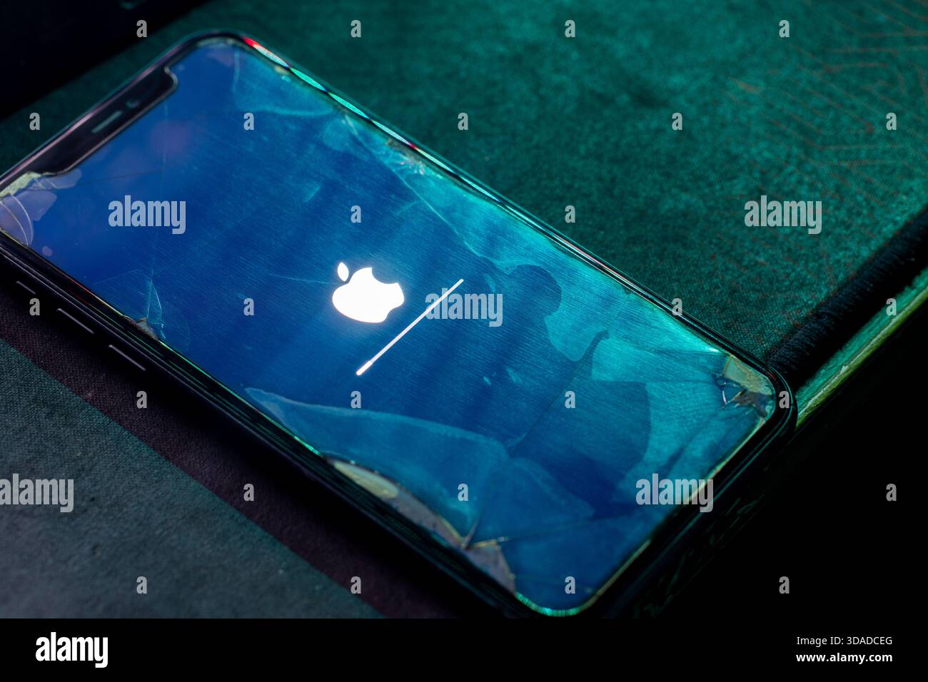 Bajawa, Indonesia - 9 dicembre 2025: Concetto di un vecchio iPhone 11 che riceve ancora l'ultimo aggiornamento software iOS, visualizzato con una schermata incrinata. Foto Stock