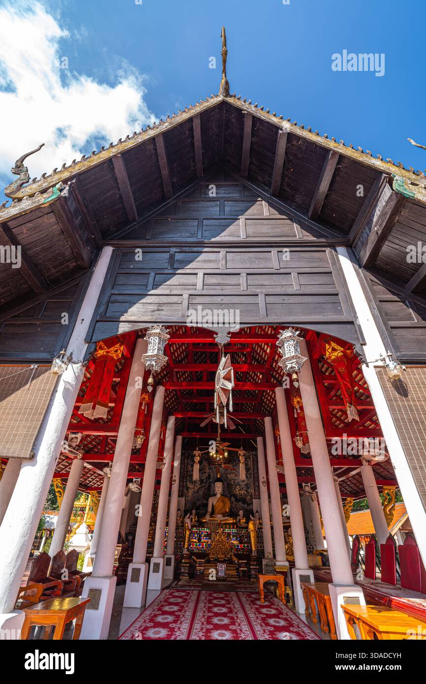MUANG, PHAYAO, THAILANDIA - 10 DICEMBRE 2025: Wat Phra That Chom Thong, all'interno di un tempio, mostra una grande statua di Buddha seduto circondata da S. Foto Stock