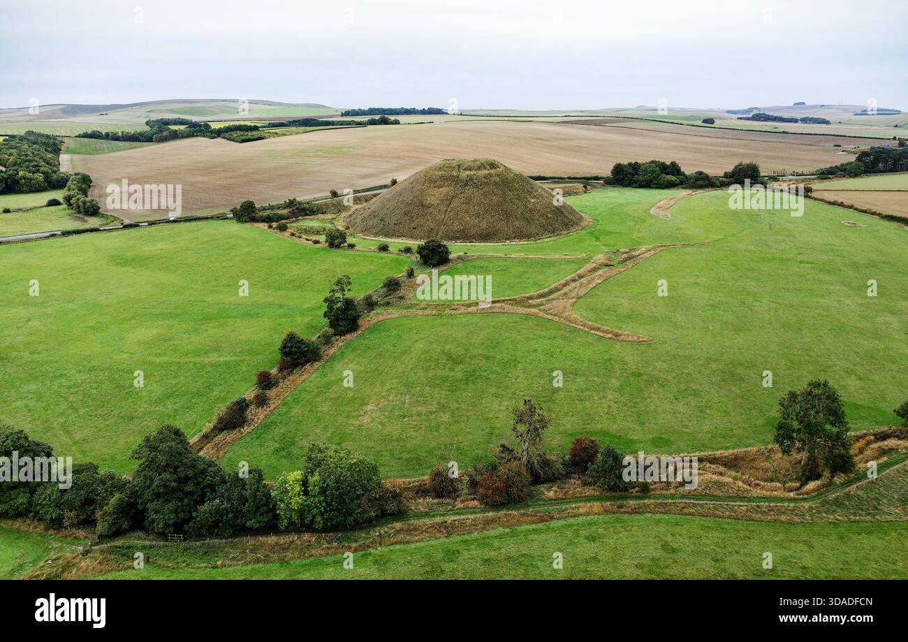 Silbury Hill, un uomo preistorico, ha creato un tumulo di gesso e argilla vicino ad Avebury Stone Circle henge, Inghilterra. 39 m di altezza. Le prime date risalgono al 2400 a.C. Vista da ne Foto Stock