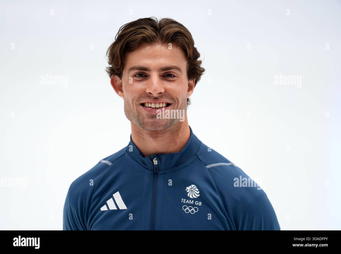 James Hernandez del team GB al National Ice Centre di Nottingham. Lilah Fear e Lewis Gibson si recheranno alle Olimpiadi invernali del prossimo anno con la speranza genuina di ottenere la prima medaglia di pattinaggio artistico della Gran Bretagna dai tempi di Torvill e Dean. Fear e Gibson fanno parte di una squadra di otto persone confermata per la selezione dalla British Olympic Association per i Giochi, che si avvieranno a Milano e Cortina il 6 febbraio. Data di pubblicazione: Mercoledì 10 dicembre 2025. Foto Stock