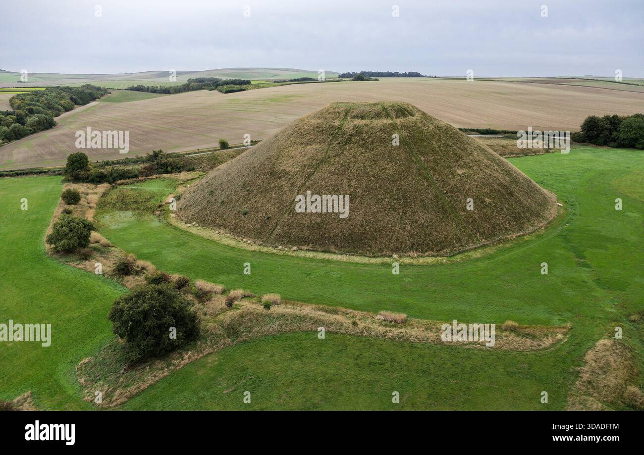 Silbury Hill, un uomo preistorico, ha creato un tumulo di gesso e argilla vicino ad Avebury Stone Circle henge, Inghilterra. 39 m di altezza. Le prime date risalgono al 2400 a.C. Vista da ne Foto Stock