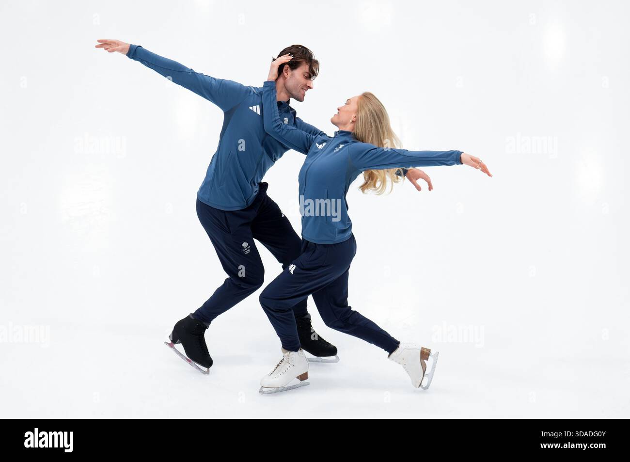 Phebe Bekker e James Hernandez del team GB al National Ice Centre di Nottingham. Lilah Fear e Lewis Gibson si recheranno alle Olimpiadi invernali del prossimo anno con la speranza genuina di ottenere la prima medaglia di pattinaggio artistico della Gran Bretagna dai tempi di Torvill e Dean. Fear e Gibson fanno parte di una squadra di otto persone confermata per la selezione dalla British Olympic Association per i Giochi, che si avvieranno a Milano e Cortina il 6 febbraio. Data di pubblicazione: Mercoledì 10 dicembre 2025. Foto Stock