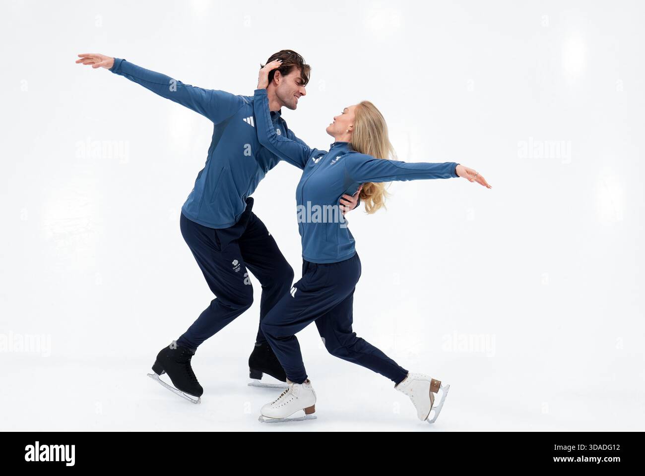 Phebe Bekker e James Hernandez del team GB al National Ice Centre di Nottingham. Lilah Fear e Lewis Gibson si recheranno alle Olimpiadi invernali del prossimo anno con la speranza genuina di ottenere la prima medaglia di pattinaggio artistico della Gran Bretagna dai tempi di Torvill e Dean. Fear e Gibson fanno parte di una squadra di otto persone confermata per la selezione dalla British Olympic Association per i Giochi, che si avvieranno a Milano e Cortina il 6 febbraio. Data di pubblicazione: Mercoledì 10 dicembre 2025. Foto Stock