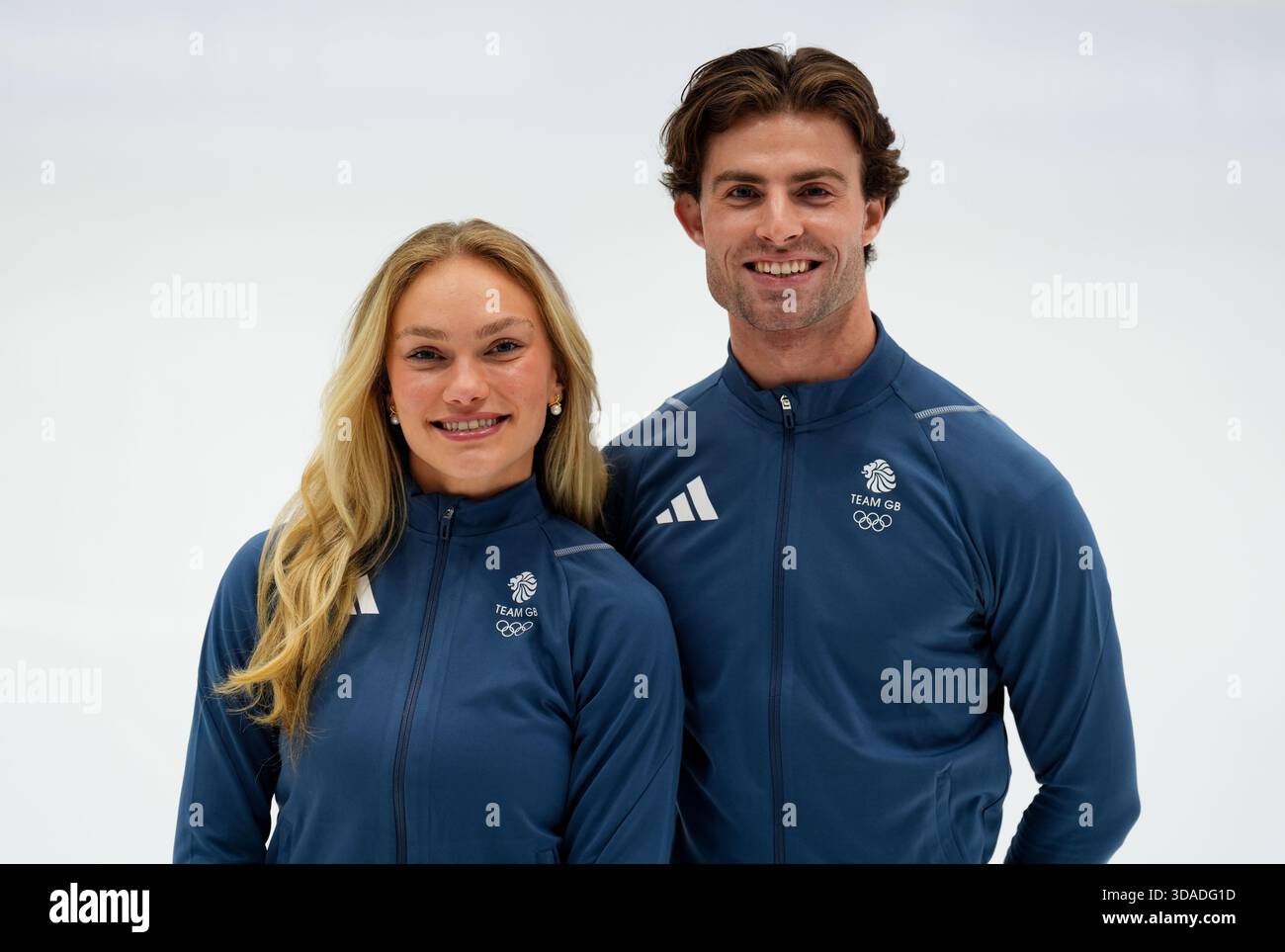 Phebe Bekker e James Hernandez del team GB al National Ice Centre di Nottingham. Lilah Fear e Lewis Gibson si recheranno alle Olimpiadi invernali del prossimo anno con la speranza genuina di ottenere la prima medaglia di pattinaggio artistico della Gran Bretagna dai tempi di Torvill e Dean. Fear e Gibson fanno parte di una squadra di otto persone confermata per la selezione dalla British Olympic Association per i Giochi, che si avvieranno a Milano e Cortina il 6 febbraio. Data di pubblicazione: Mercoledì 10 dicembre 2025. Foto Stock