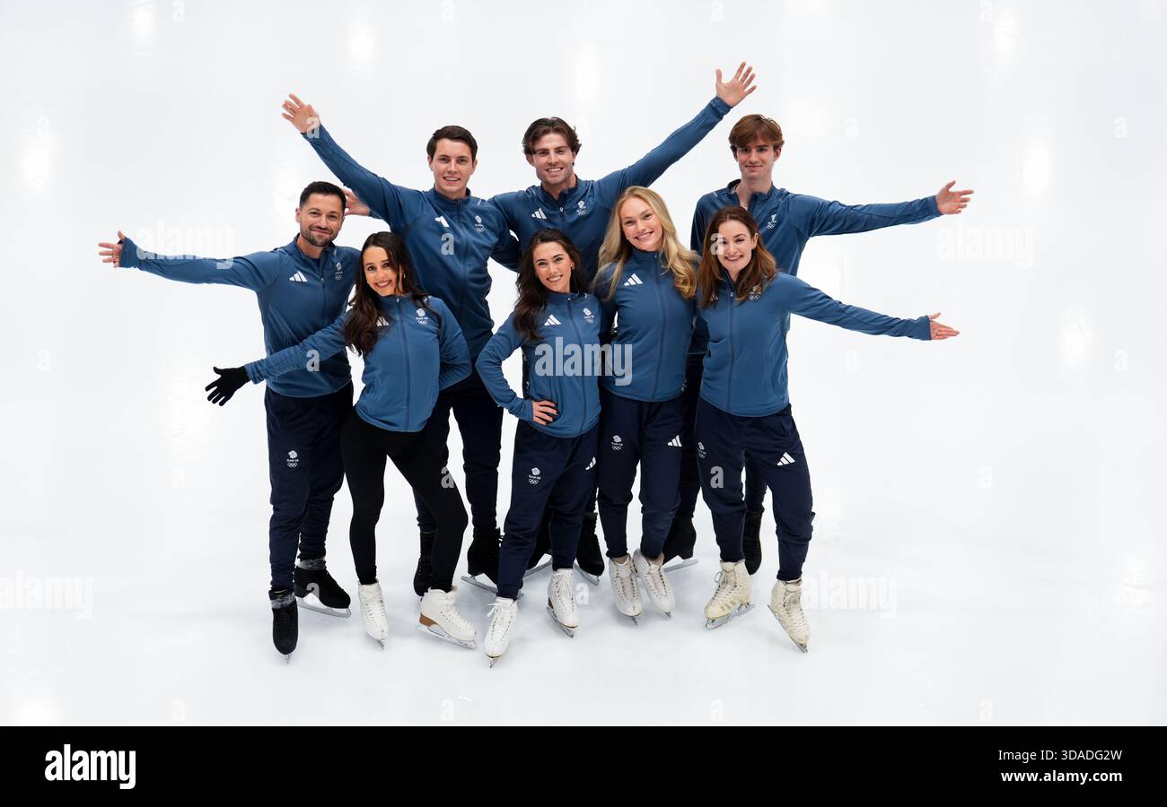 Membri della squadra di pattinaggio artistico britannica, Lilah Fear & Lewis Gibson, Phebe Bekker & James Hernandez, Ana Vaipan-Law & Luke Digby, Kristen Spours e Edward Appleby al National Ice Centre di Nottingham. Lilah Fear e Lewis Gibson si recheranno alle Olimpiadi invernali del prossimo anno con la speranza genuina di ottenere la prima medaglia di pattinaggio artistico della Gran Bretagna dai tempi di Torvill e Dean. Fear e Gibson fanno parte di una squadra di otto persone confermata per la selezione dalla British Olympic Association per i Giochi, che si avvieranno a Milano e Cortina il 6 febbraio. Data di pubblicazione: Mercoledì 10 dicembre 2025. Foto Stock