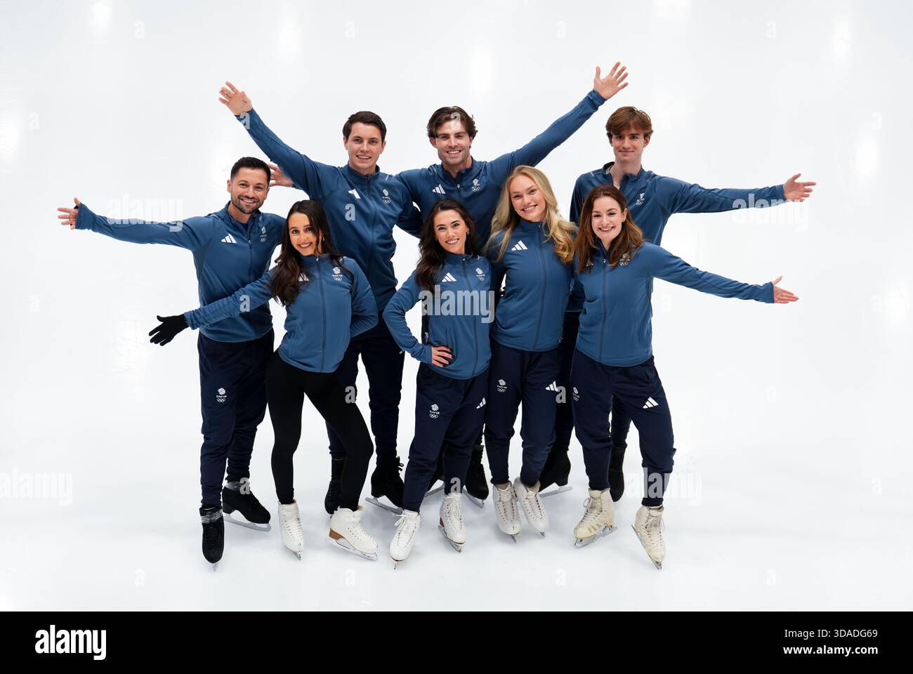 Membri della squadra di pattinaggio artistico britannica, Lilah Fear & Lewis Gibson, Phebe Bekker & James Hernandez, Ana Vaipan-Law & Luke Digby, Kristen Spours e Edward Appleby al National Ice Centre di Nottingham. Lilah Fear e Lewis Gibson si recheranno alle Olimpiadi invernali del prossimo anno con la speranza genuina di ottenere la prima medaglia di pattinaggio artistico della Gran Bretagna dai tempi di Torvill e Dean. Fear e Gibson fanno parte di una squadra di otto persone confermata per la selezione dalla British Olympic Association per i Giochi, che si avvieranno a Milano e Cortina il 6 febbraio. Data di pubblicazione: Mercoledì 10 dicembre 2025. Foto Stock
