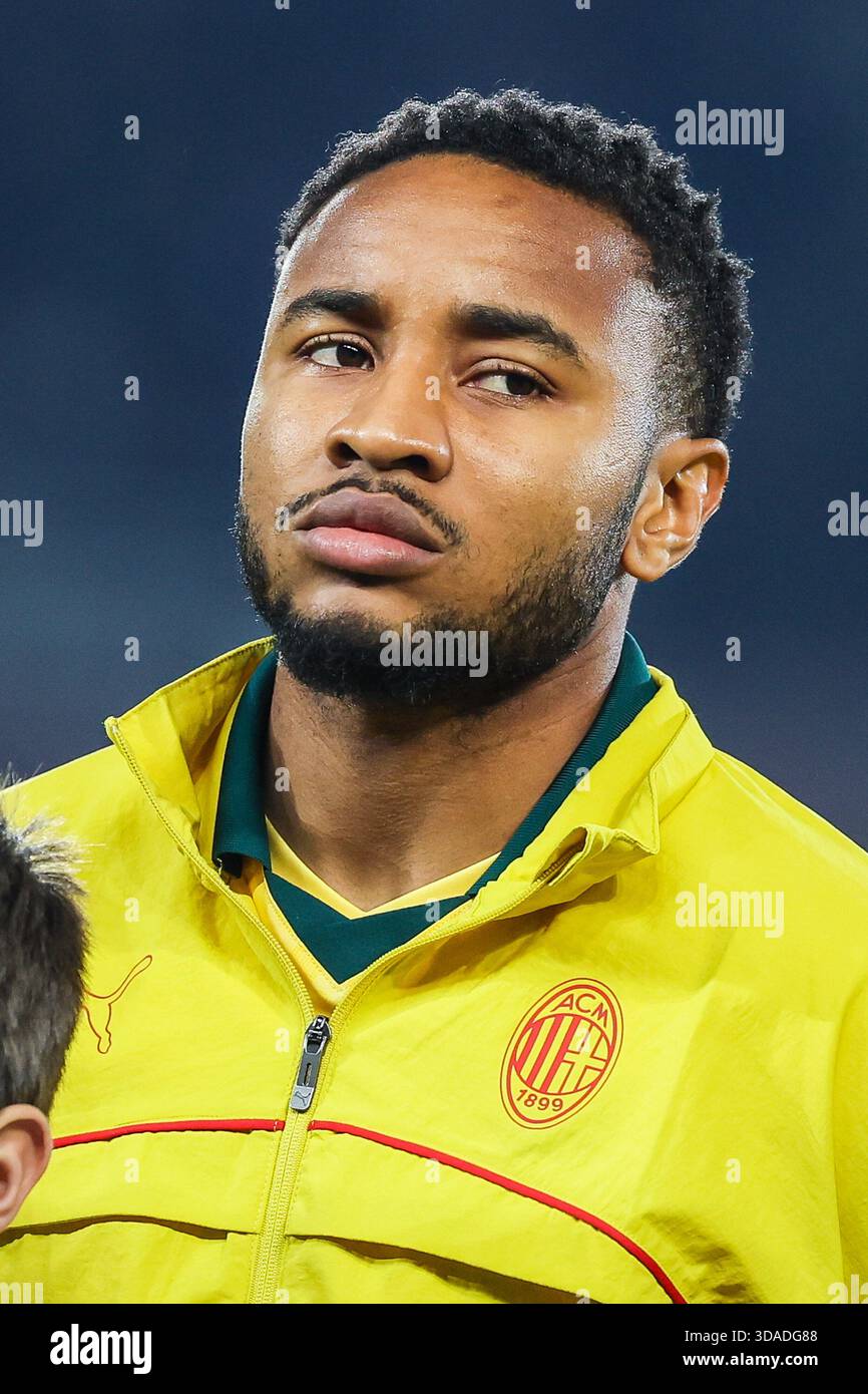 Christopher Alan Nkunku dell'AC Milan guarda durante la partita di serie A 2025/26 tra Torino FC e AC Milan allo stadio Olimpico grande Torino di Torino Foto Stock