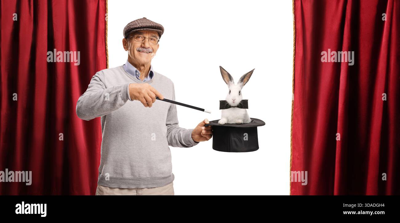 Uomo anziano che esegue una trick magica con cappello e coniglio sul palco isolato su sfondo bianco Foto Stock