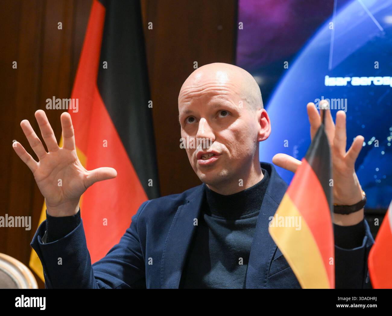 Berlino, Germania. 10 dicembre 2025. Gundbert Scherf, CEO di Helsing, parla all'annuncio della collaborazione tra Helsing, produttore di droni, e la società norvegese per il settore aerospaziale e della difesa Kongsberg. Crediti: Jens Kalaene/dpa/Alamy Live News Foto Stock