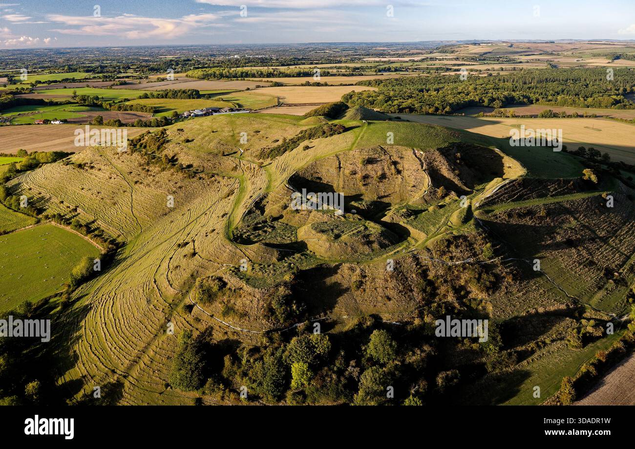 Cley Hill Camp univallate Iron Age Hill Hill, nei pressi di Warminster, Wiltshire. Mostra i 2 vani centrali dell'età del bronzo dietro la cava del 19° C. Visto da S Foto Stock