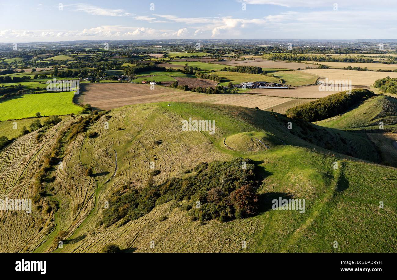 Cley Hill Camp univallate Iron Age Hill Hill, nei pressi di Warminster, Wiltshire. I 2 tumuli centrali dell'età del bronzo visti da sud Foto Stock