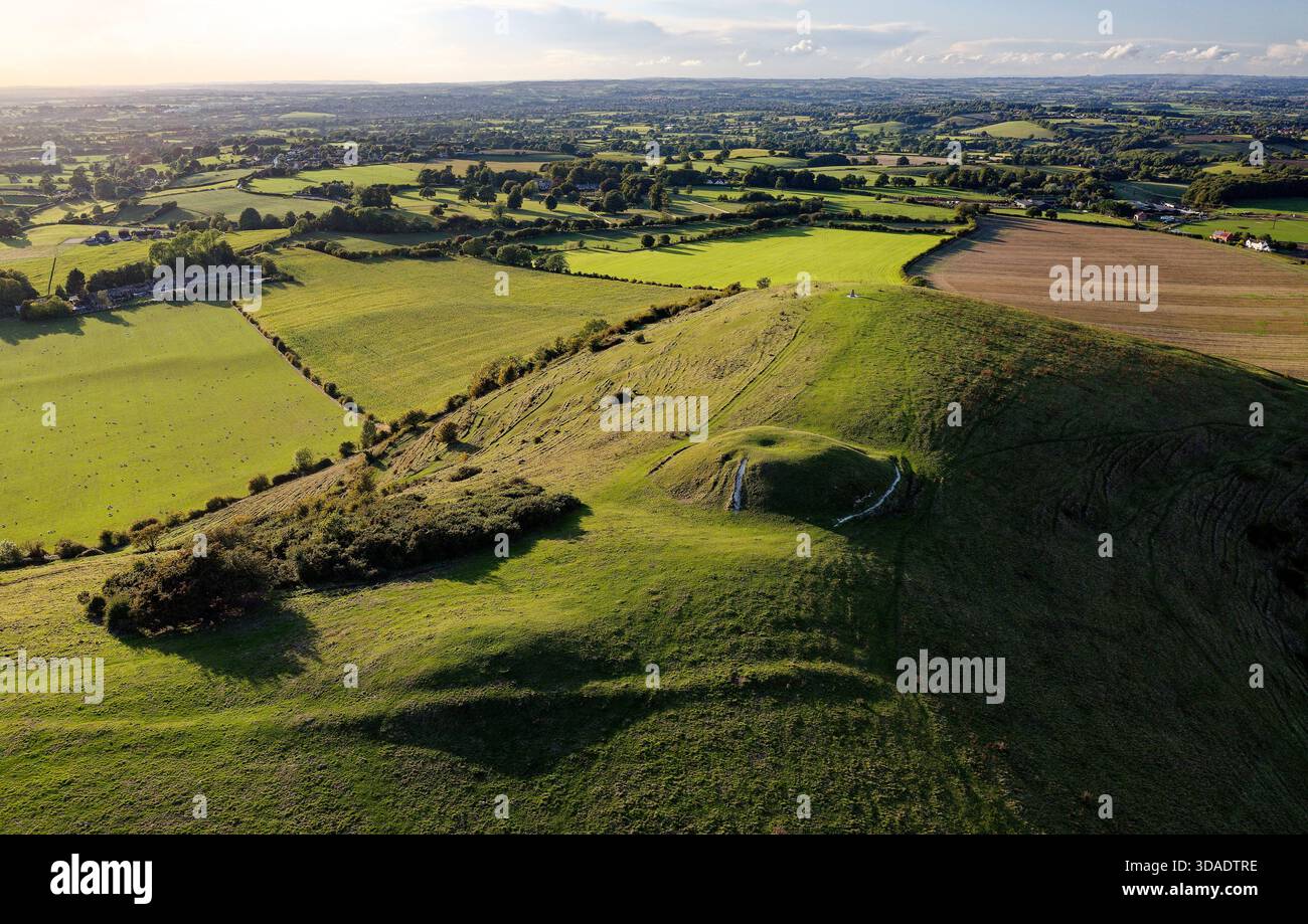 Cley Hill Camp univallate Iron Age Hill Hill, nei pressi di Warminster, Wiltshire. I 2 tumuli centrali dell'età del bronzo visti da sud-est Foto Stock