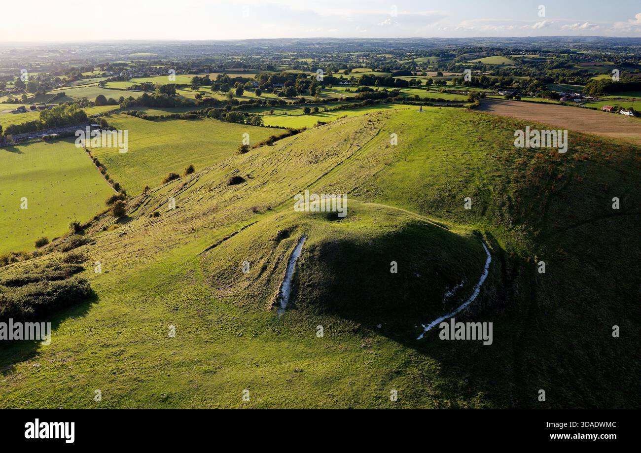 Cley Hill Camp univallate Iron Age Hill Hill, nei pressi di Warminster, Wiltshire. Il più grande dei 2 tumuli centrali dell'età del bronzo visto da sud-est Foto Stock