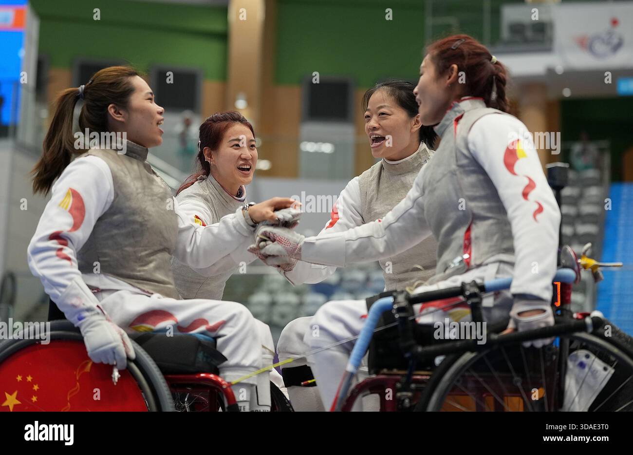 (251210) -- HONG KONG, 10 dicembre 2025 (Xinhua) -- Kang su, GU Haiyan, Zou Xufeng, Xiao Rong (da L a R) del team Shanghai-Jiangsu React prima della medaglia d'oro della squadra di foil femminile di scherma su sedia a rotelle ai dodicesimi Giochi nazionali per persone con disabilità e ai IX Giochi Olimpici speciali nazionali a Hong Kong, Cina meridionale, 10 dicembre 2025. (Xinhua/Hou Zhaokang) Foto Stock