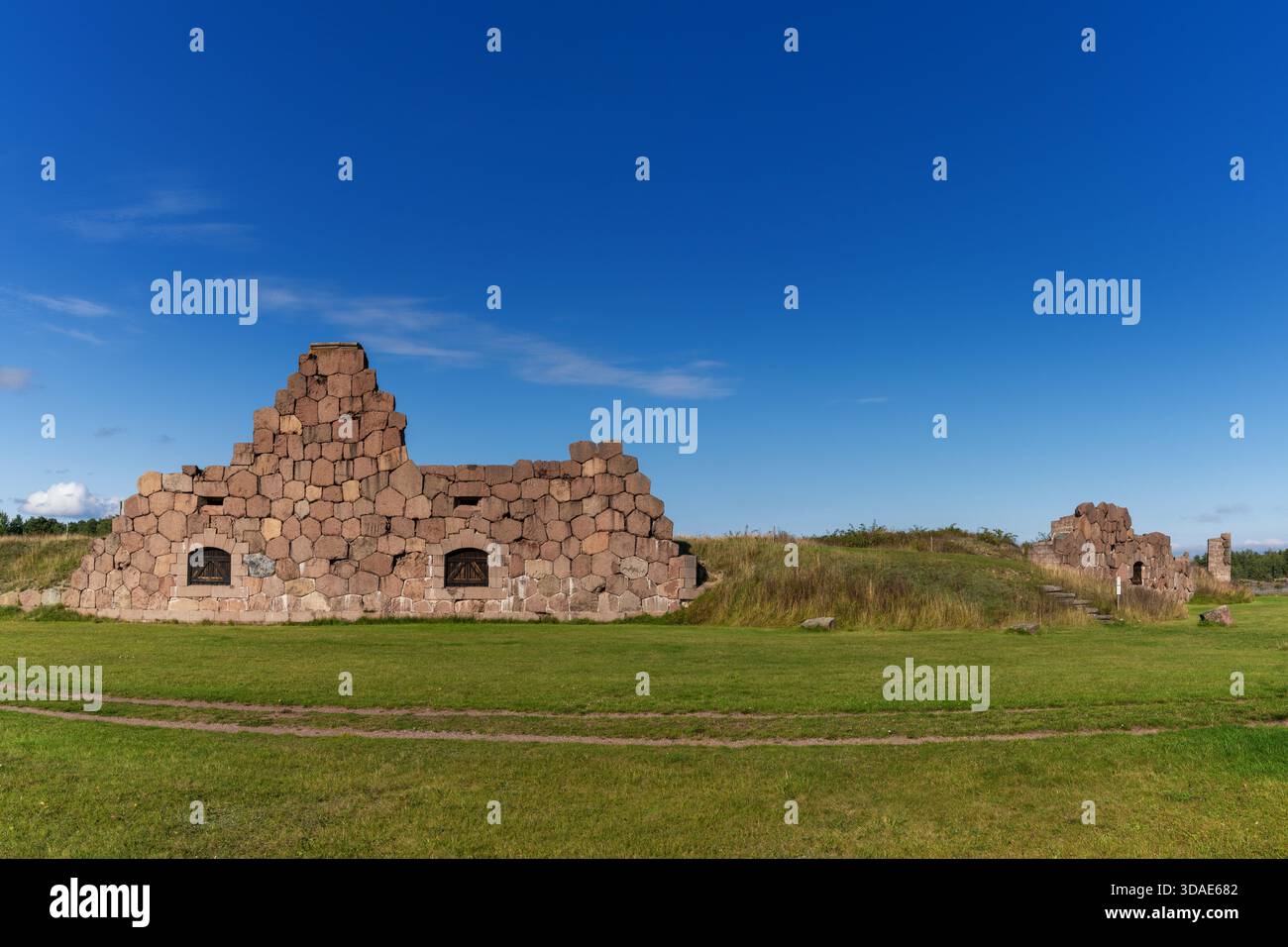 Bomarsund, Finlandia - 7 settembre 2025: Vista delle rovine della fortezza di Bomarsund sotto un cielo blu nelle isole Aland della Finlandia Foto Stock