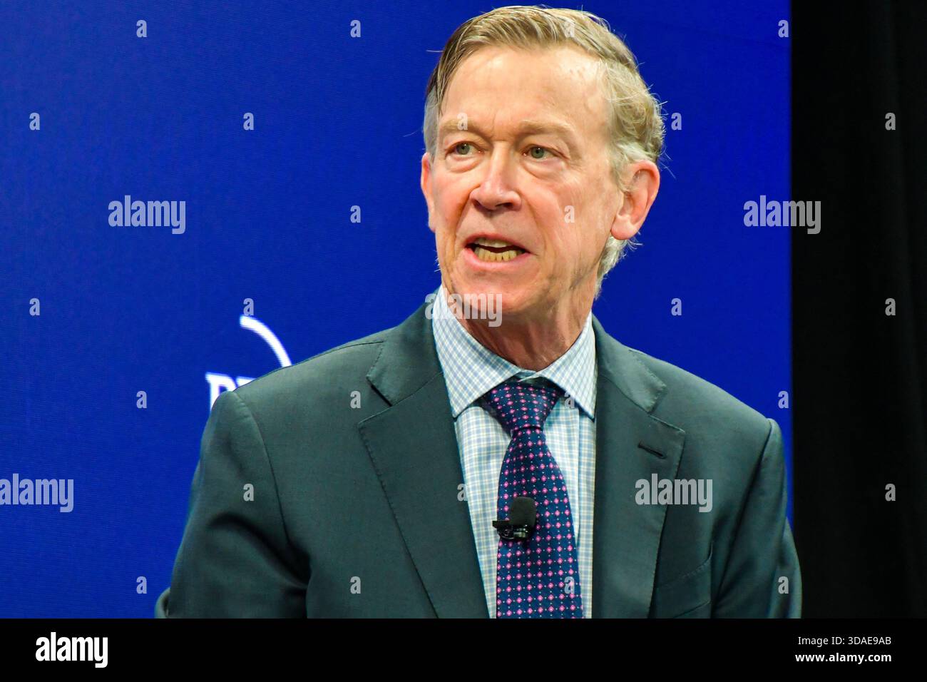 Il Sen. John Hickenlooper (D-CO) di Axios: Prospettive per consentire la riforma. 9 dicembre 2025. Foto Stock