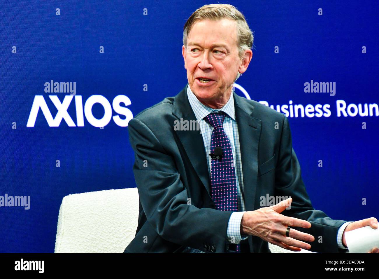Il Sen. John Hickenlooper (D-CO) di Axios: Prospettive per consentire la riforma. 9 dicembre 2025. Foto Stock
