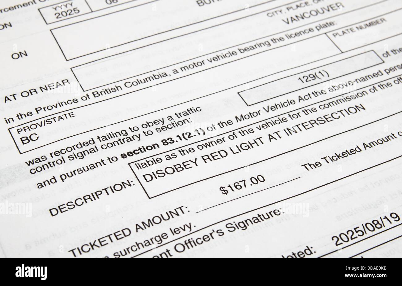 Biglietto per il mancato arresto al semaforo rosso. Notifica di violazione del traffico inviata al proprietario registrato. Sicurezza stradale e violazione del traffico. Focu selettiva Foto Stock